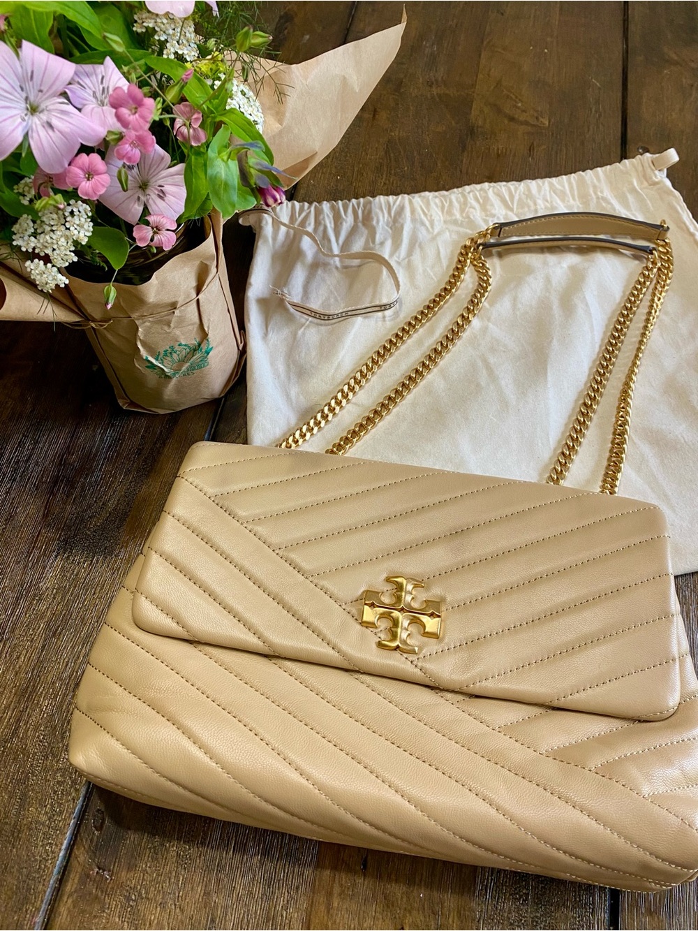 Tory Burch Beige Quilted Leather Shoulder Bag with Gold Chain - Picture 2 of 12